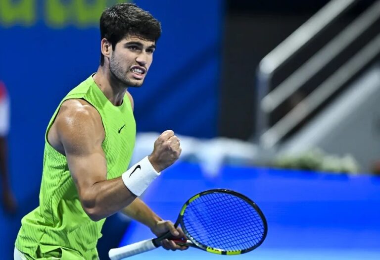 Carlos Alcaraz supera a Andrey Rublev y mantiene su paso perfecto hacia la final en Doha