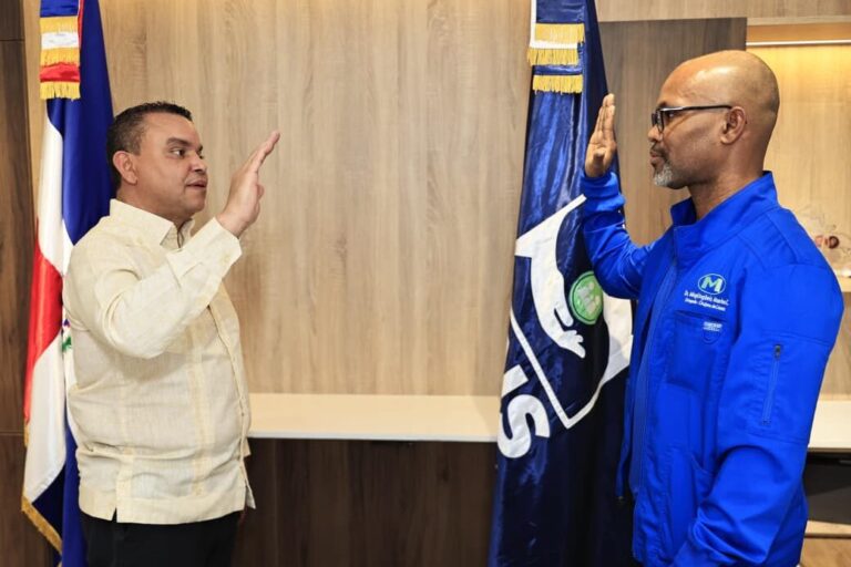 Director del Servicio Nacional de Salud juramenta nuevo director del Hospital Salvador B. Gautier