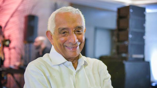 Reportaje- Revuelo sobre la autoría de las letras de la canción «Por Amor» se traslada al plano académico