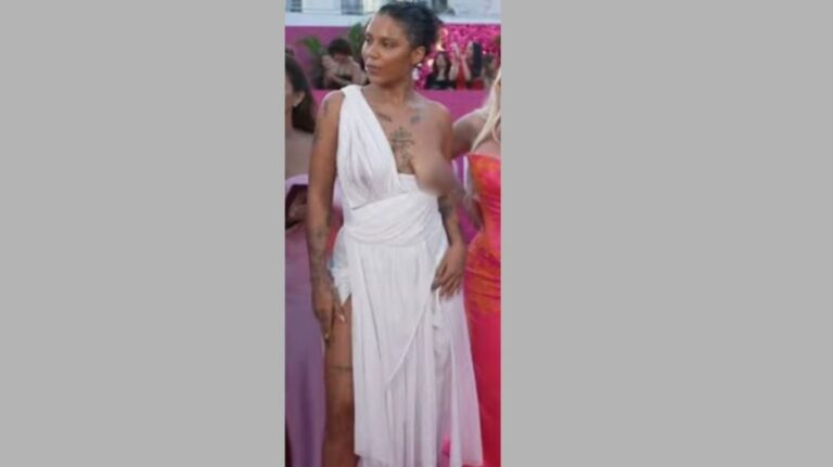 Tokischa impacta en Premio Lo Nuestro con arriesgado vestido dejando un seno al aire