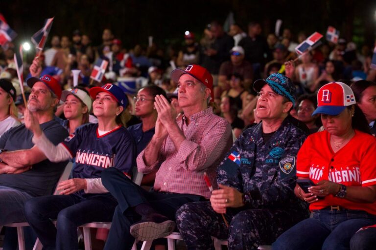 Presidente Abinader acude al Malecón para presenciar juego entre República Dominicana y Estados Unidos junto a los capitaleños