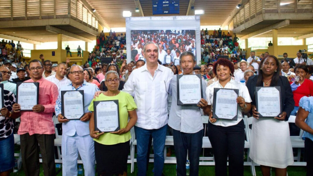 Abinader entrega 2,315 títulos de propiedad en San Pedro de Macorís
