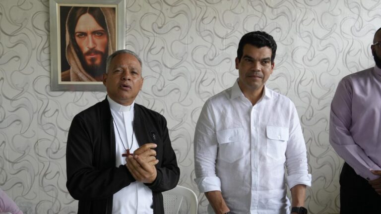 Wellington Arnaud se reúne con comité de veeduría  alcantarillado de Tenares, Hermanas Mirabal 