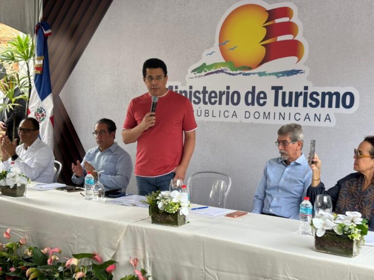 “Al que le pique, que se rasque” repsonde David Collado al defender las cifras récord del turismo dominicano