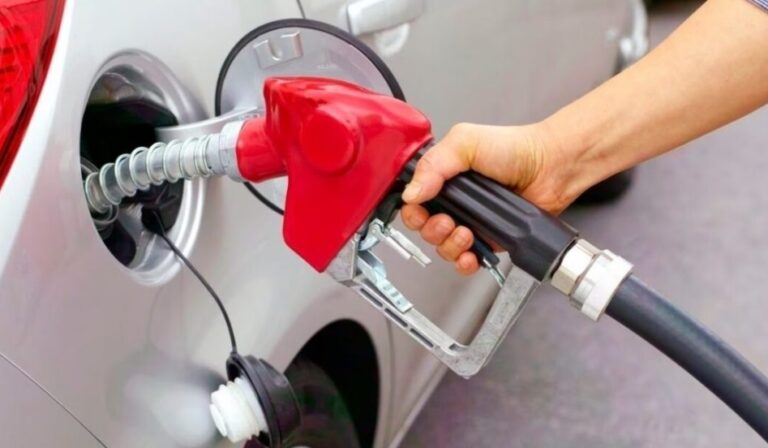 Gasolina en Estados Unidos supera los 4 dólares, precio más alto desde 2022