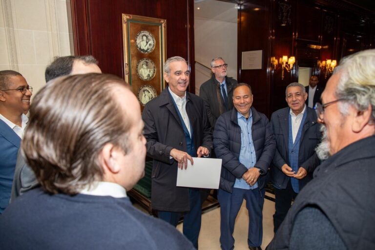 Presidente Abinader llega a París donde se reunirá con su homólogo Emmanuel Macron y participará en Foro Global Anticorrupción e Integridad