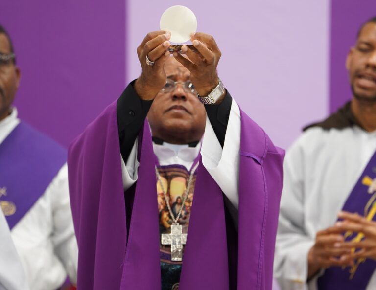 Obispo Stella Maris, Manuel Ruíz, llama a la familia a vivir una “Semana Santa Santamente”, en orden y paz