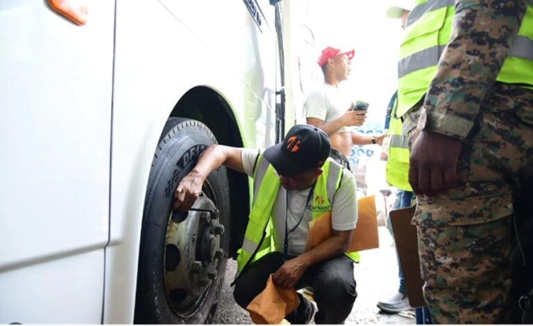 Autoridades revisan vehículos y realizan pruebas a conductores como medidas previas por desplazamientos en carreteras en Semana Santa
