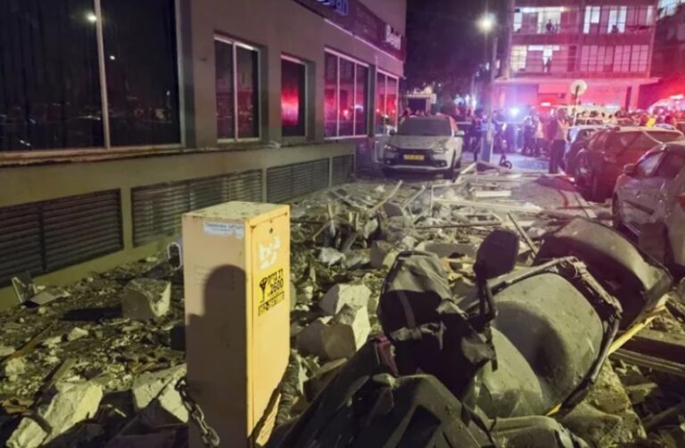 Irán ataca Tel Aviv en respuesta al asesinato del número dos del régimen, Ali Lariyani