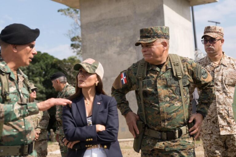 Ministro de Defensa y embajadora de Estados Unidos realizan recorrido por la zona fronteriza de Dajabón