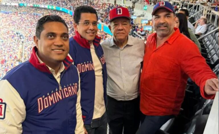 Partido entre RD y Venezuela en Clásico Mundial de Béisbol une en un abrazo y para la foto a Leonel Fernández y David Collado