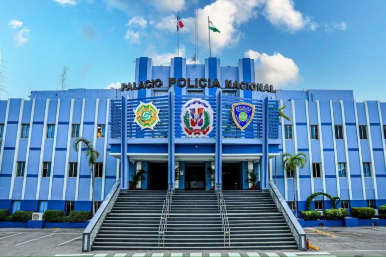 Maestra es detenida tras quedar obligar a una niña a comer vómitos