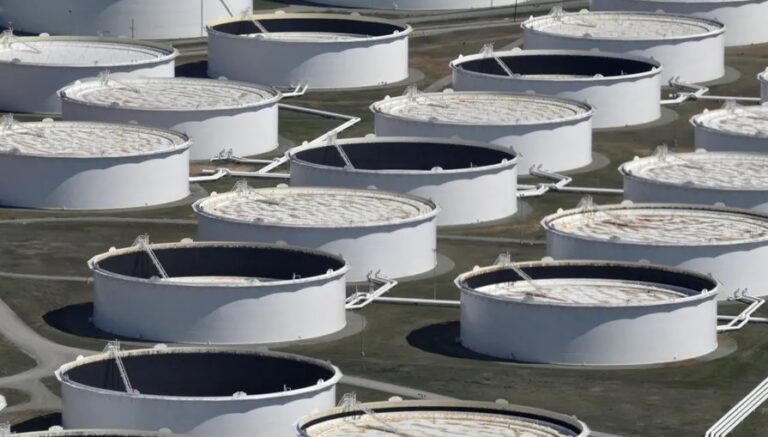 Petróleo sube mientras inversores reevalúan perspectivas de alto el fuego en Medio Oriente