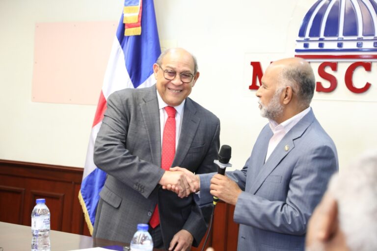 Titular del Mescyt presenta a la ADP documento con el fin de transformar el sistema educativo