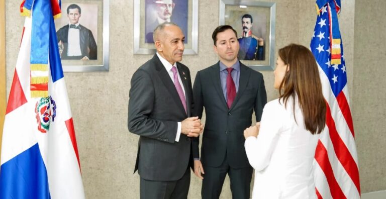 Embajadora de Estados Unidos presenta ante la DNCD nuevo agregado de la DEA en RD