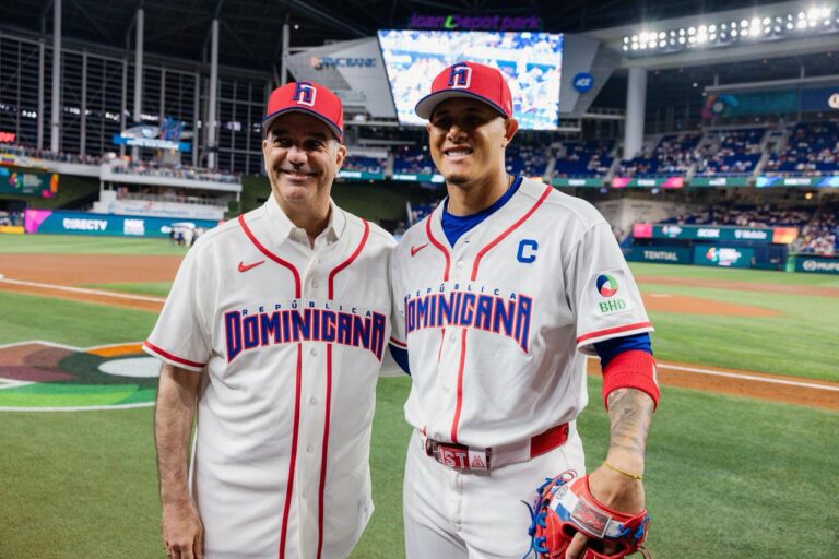 Presidente Abinader asiste a juego inaugural de RD en Clásico Mundial de Béisbol en Miami y lanza primera bola