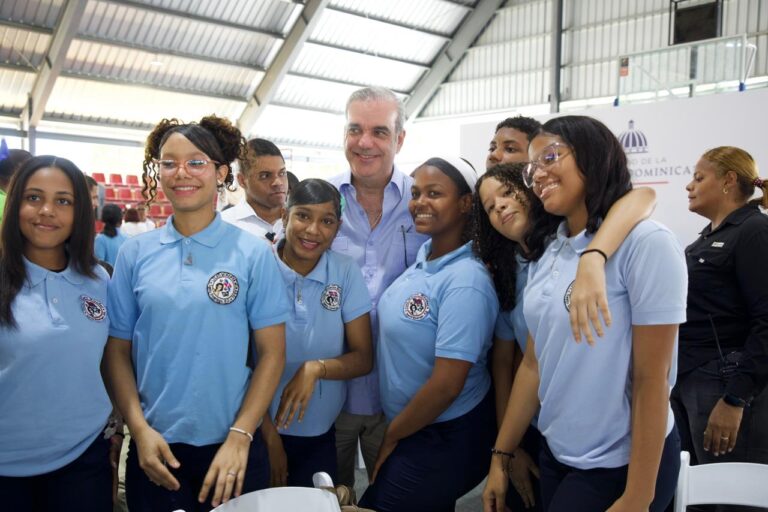 Presidente Abinader dialoga con más de 350 estudiantes y reafirma compromiso con educación y oportunidades para la juventud