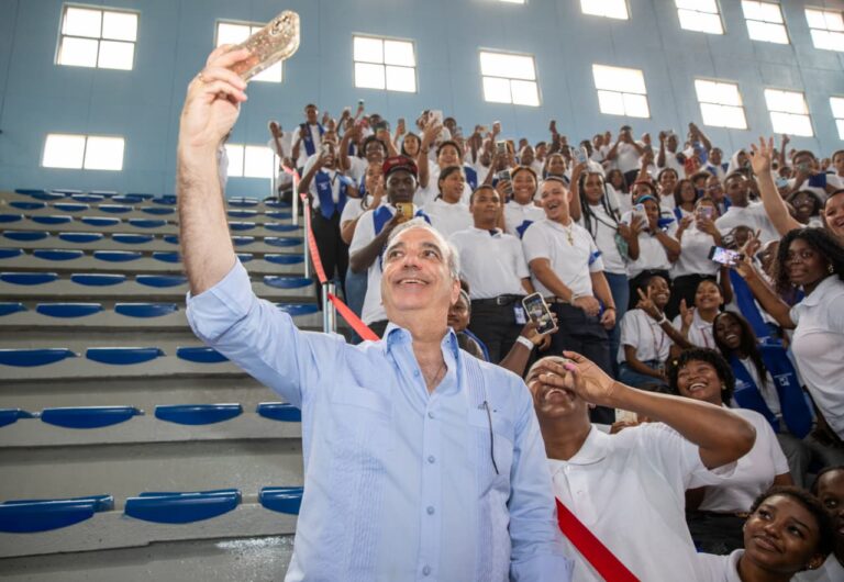Abinader encabeza graduación de más de 4,000 jóvenes del programa Oportunidad 14/24; iniciativa ha impactado a más de 28 mil y los reincorpora a la formación técnico profesional