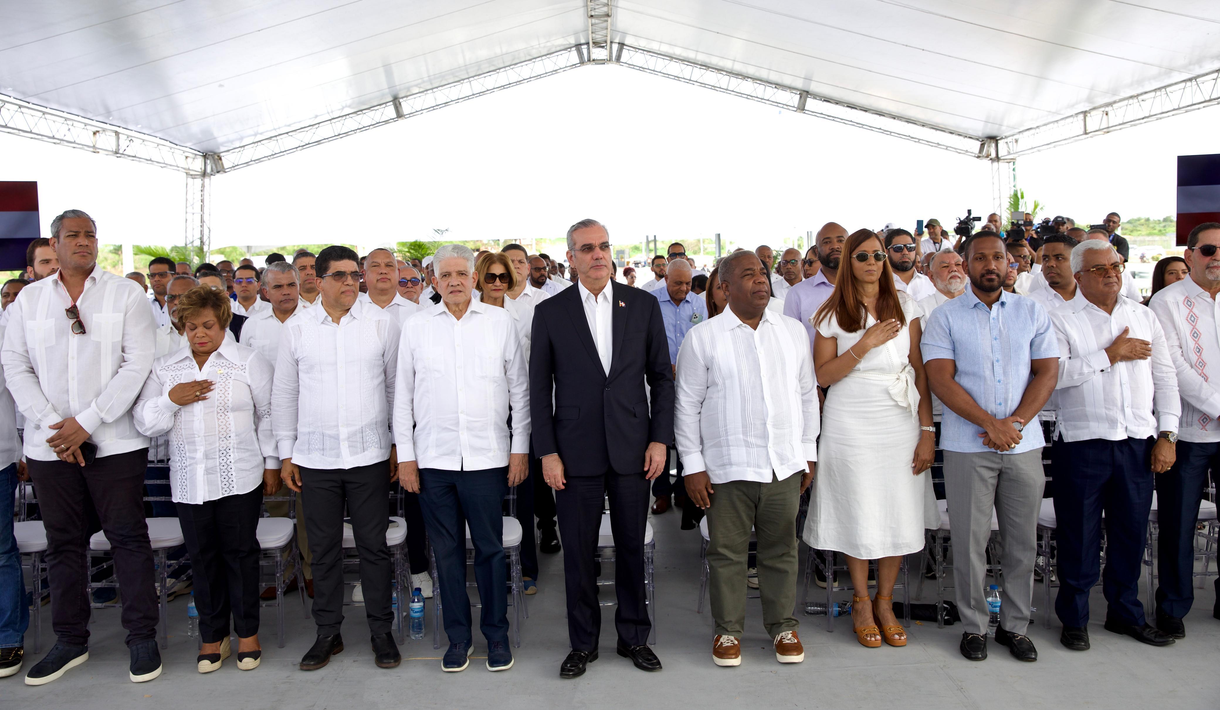 Presidente Luis Abinader encabeza renombramiento de la avenida Ecológica como José Francisco Peña Gómez en Santo Domingo Este