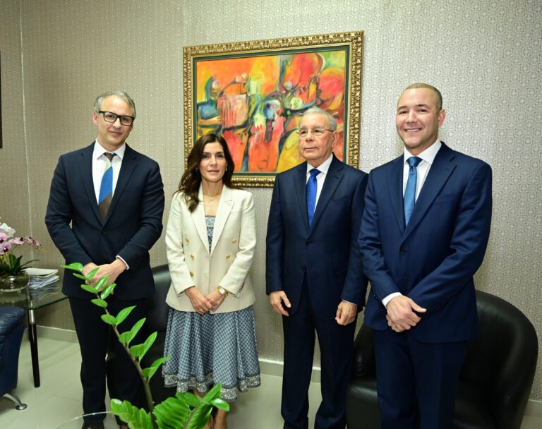 Embajadora de Estados Unidos, Leah Francis Campos, se reúne con el ex Presidente Danilo Medina, presidente del PLD y Johnny Pujols, Secretario General