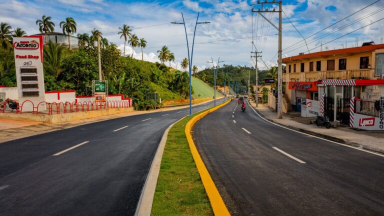 Presidente Abinader inaugura ampliación a cuatro vías de la entrada a Samaná que beneficia más de 110,000 personas y fortalece el turismo