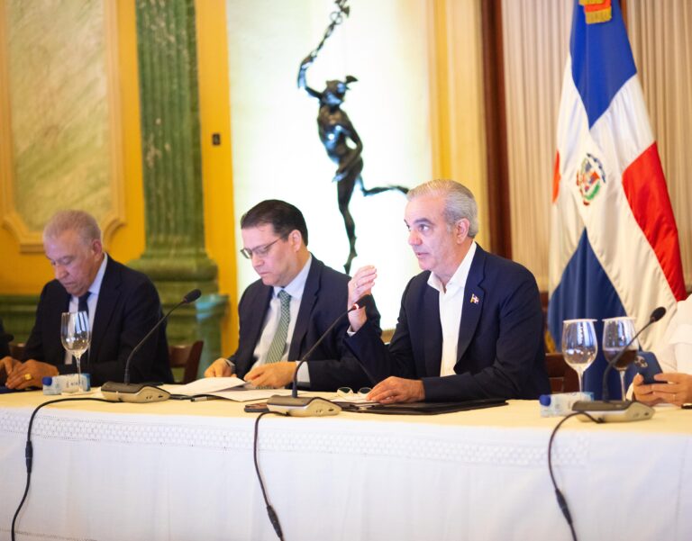 El presidente Luis Abinader sostiene reunión con representantes de diversos sectores industriales y comerciales