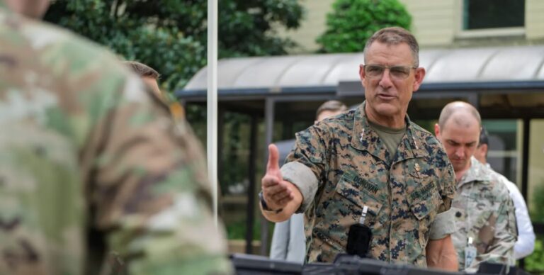 Jefe del Comando Sur de Estados Unidos niega estar en preparativos para la toma de Cuba