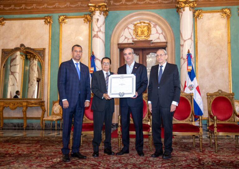 Presidente Abinader concede condecoración póstuma al periodista Orlando Martínez Howley en la Orden del Mérito Duarte, Sánchez y Mella