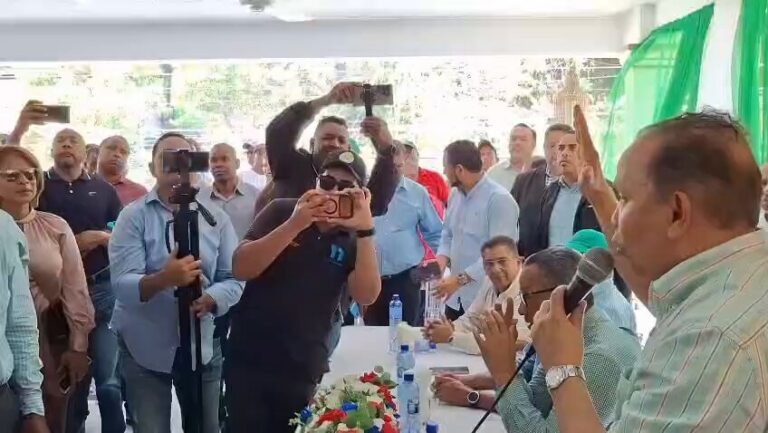 Radhamés Jiménez juramenta en Samaná dirigentes del PRM que pasaron a la FP