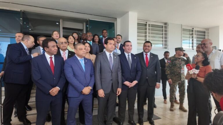 Legisladores de oposición acuden al Tribunal Constitucional para frenar impuestos a sueldos bajos