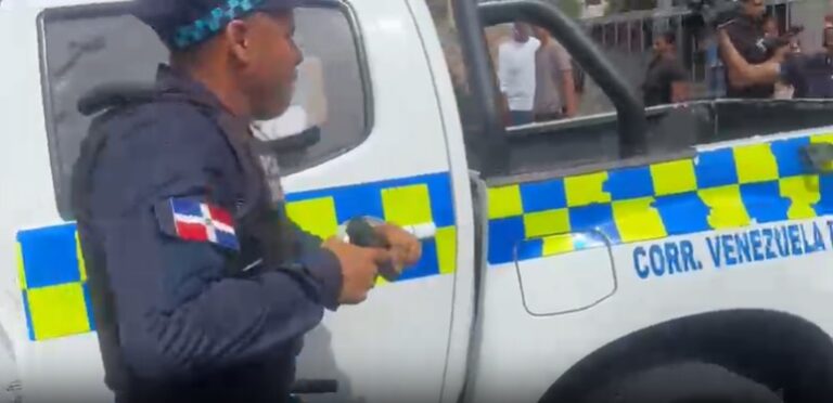 Policia Nacional suspende agente que rastrilló su pistola contra miembros de la prensa