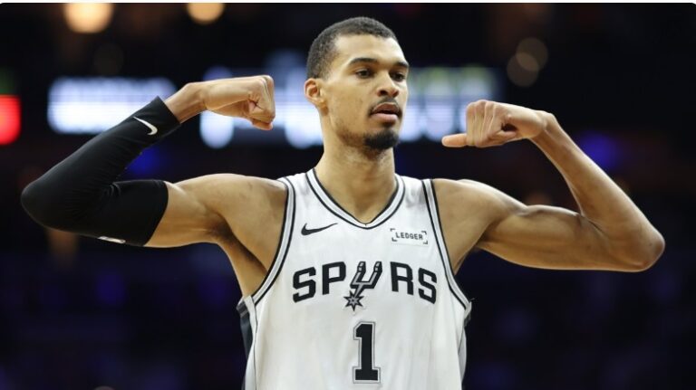 Festival de los Spurs de San Antonio ante los Sixers de  Philadelphia