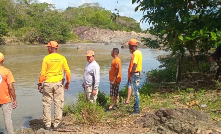 Buscan adolescente que desapareció tras ser arrastrado por el río Chavón, en Higüey