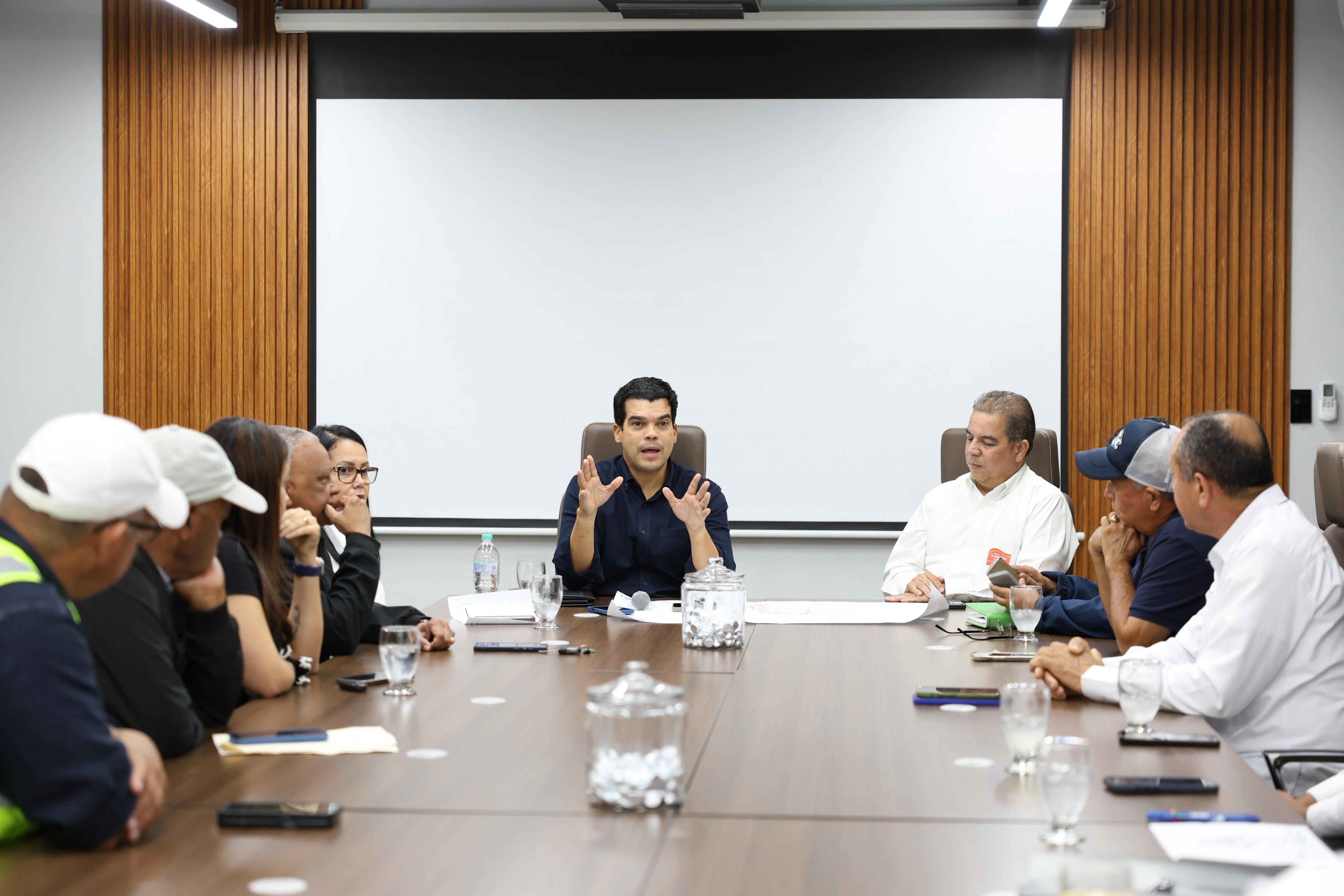 Wellington Arnaud verifica con comité de veeduría avances de construcción alcantarillado sanitario en Licey al Medio