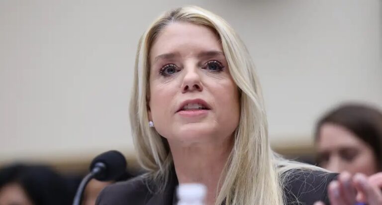 Donald Trump destituye a la fiscal general Pam Bondi