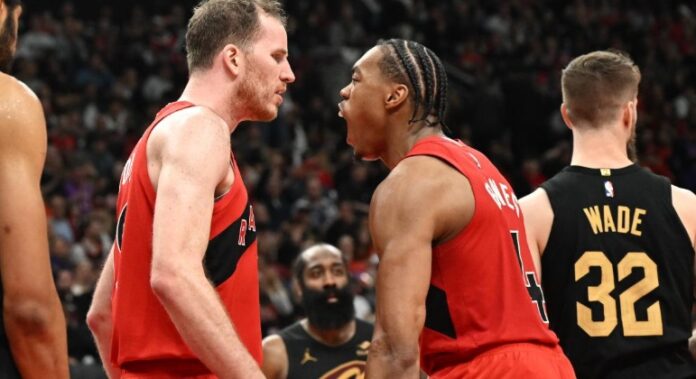 RAPTORS SACAN LA CABEZA DEL LODO