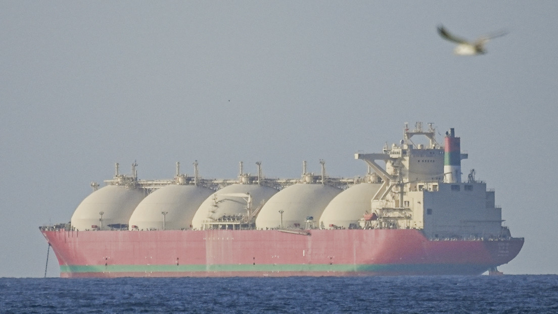 Superpetrolero iraní desafía el bloqueo de EU y cruza Ormuz