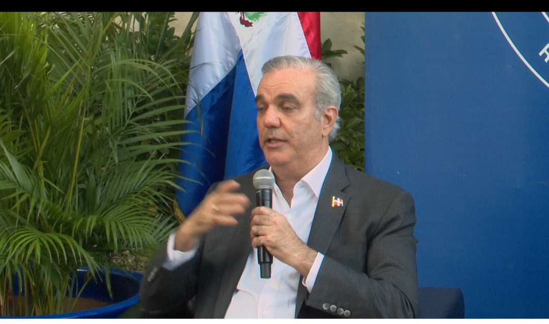 Presidente Abinader conversa con estudiantes universitarios sobre educación, liderazgo y servicio público como pilares del desarrollo