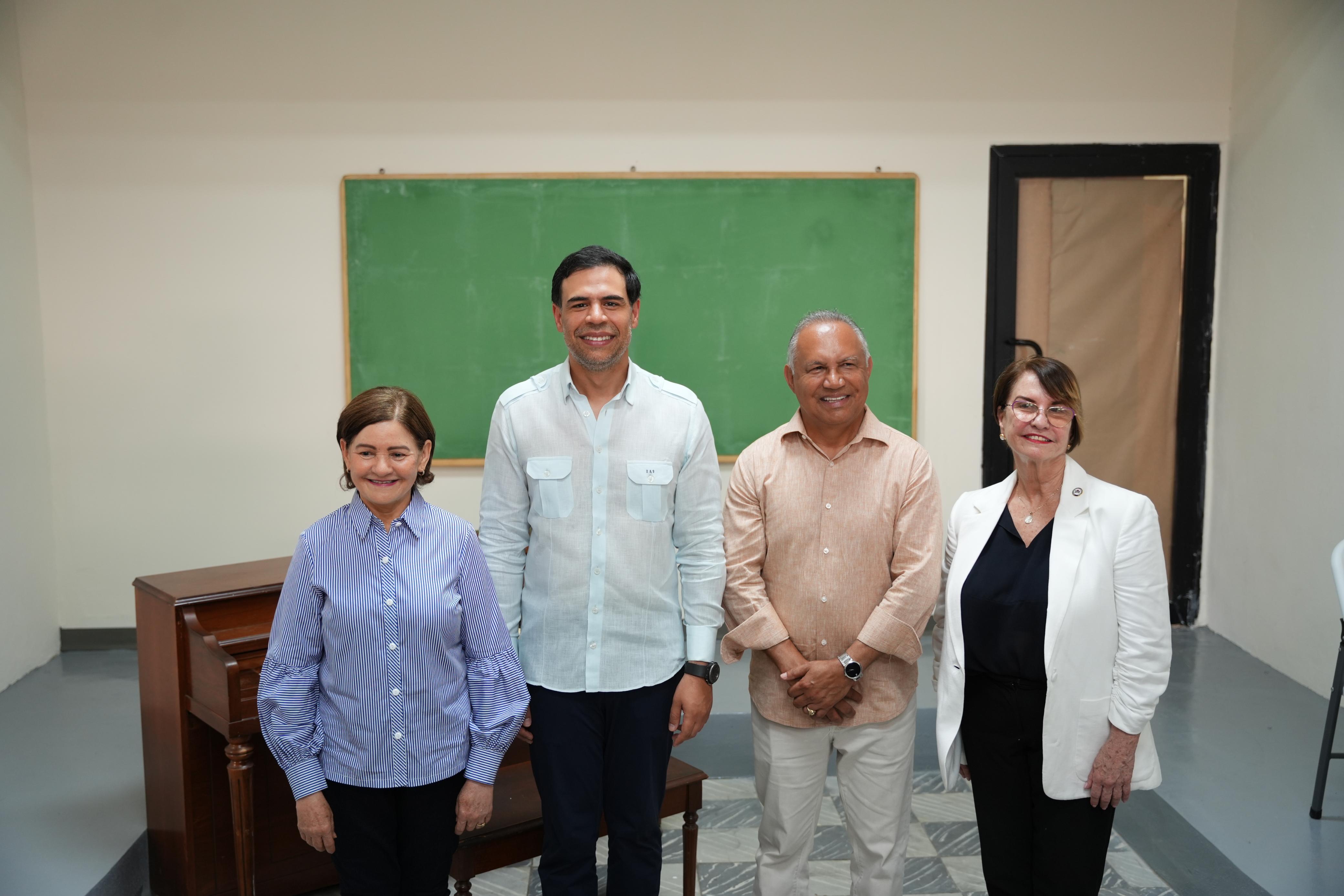 Roberto Ángel Salcedo encabeza la entrega de la Escuela de Bellas Artes en Baní