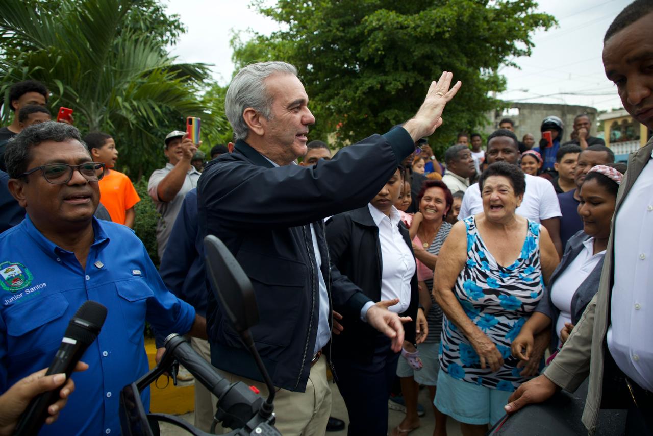 Presidente Abinader recorre sector Nuevo Amanecer de Los Alcarrizos y garantiza asistencia del Gobierno a familias afectadas