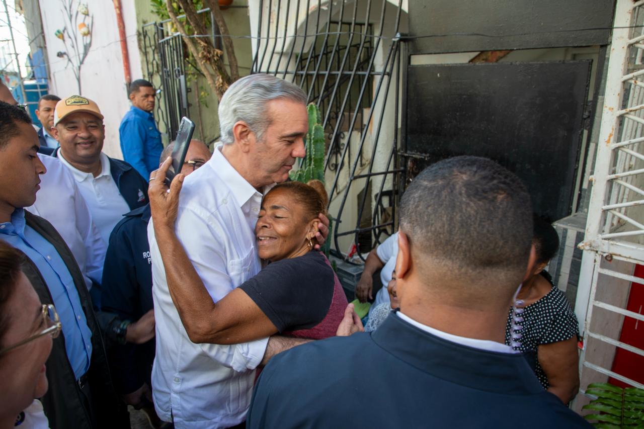Presidente Abinader visita a Los Platanitos; instruye a la alcaldía trabajar en solución definitiva a la laguna que afecta la zona
