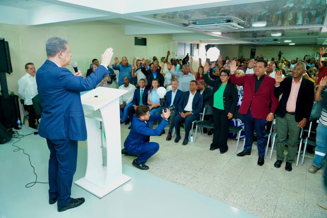 Leonel juramenta en la FP al director de la Sinfónica del Cibao, Ruddy Capellán, y a dirigentes políticos en Santiago