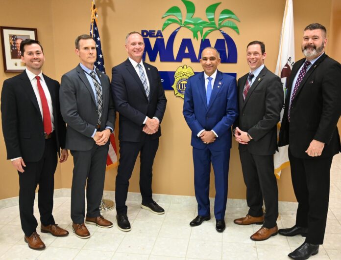 PRESIDENTE DNCD Y AGENTES DE LA DEA