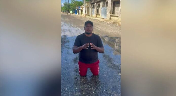 REGIDOR SE ARRODILLA