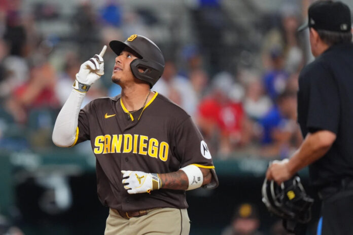 Manny Machado da su vuelacercas 20