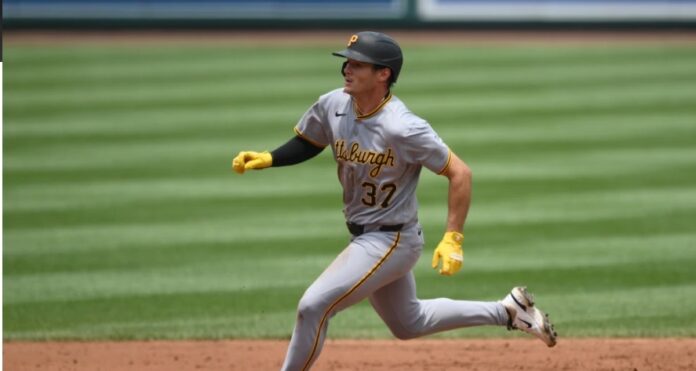 Tyler Callihan, de los Piratas de Pittsburgh, corre hacia la tercera