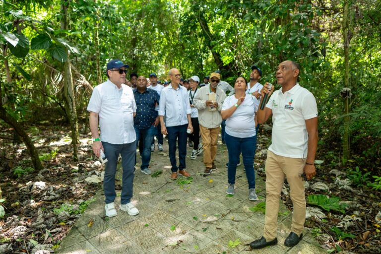 Empresa Seaboard realiza un operativo de recogida de desechos sólidos en el Santuario de Mamíferos Marinos de Manatí-Puerto Plata